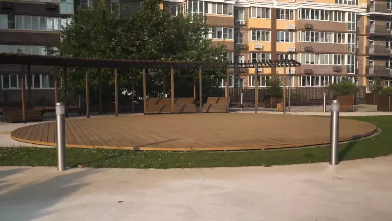 Двор на кровле паркинга ЖК «Моя семья» в Краснодаре | Стальное бюро